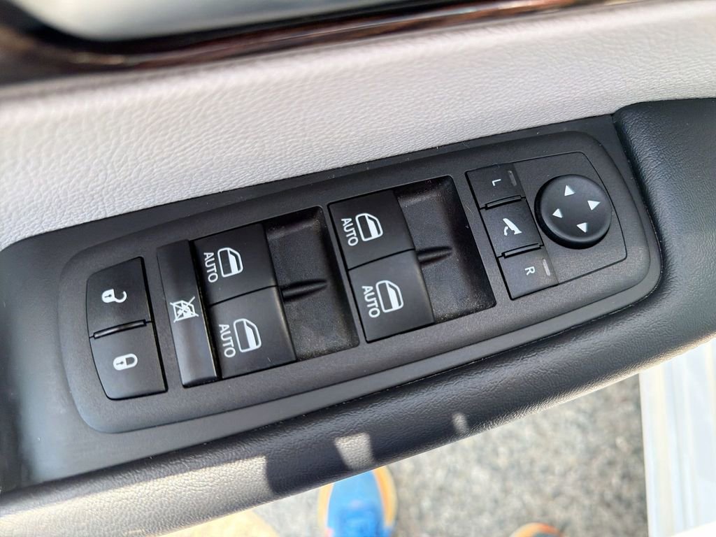 Used 2023 Chrysler Pacifica Limited FWD image 15