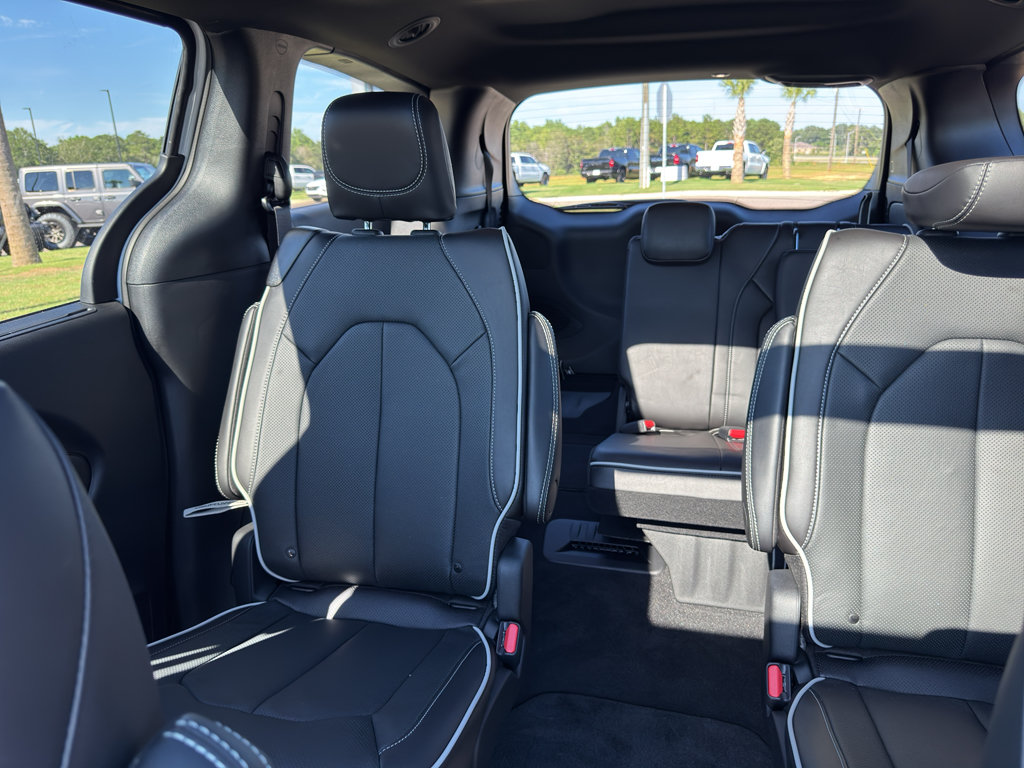 New 2026 Chrysler Pacifica Limited w/ S Appearance Package FWD image 17