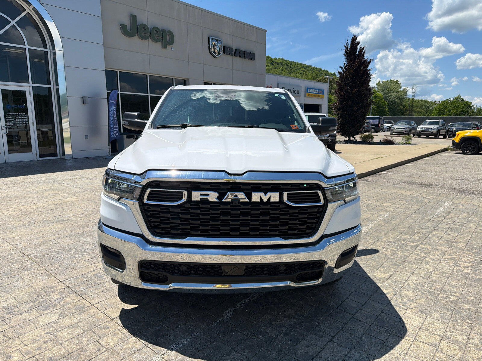 Used 2025 RAM 1500 Big Horn AWD/4WD image 3