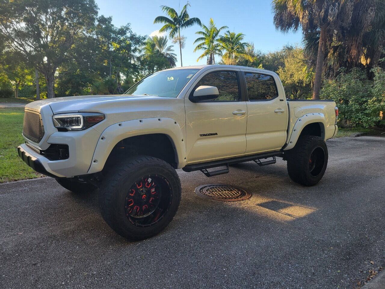 Used 2017 Toyota Tacoma SR5 w/ Tow Package RWD image 3