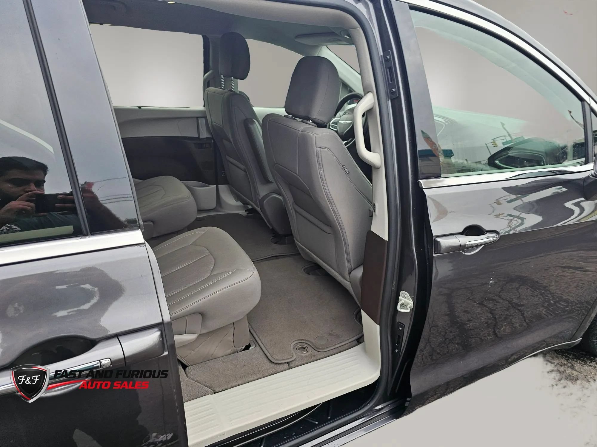 Used 2020 Chrysler Pacifica Touring w/ Advanced Safetytec Group FWD image 13