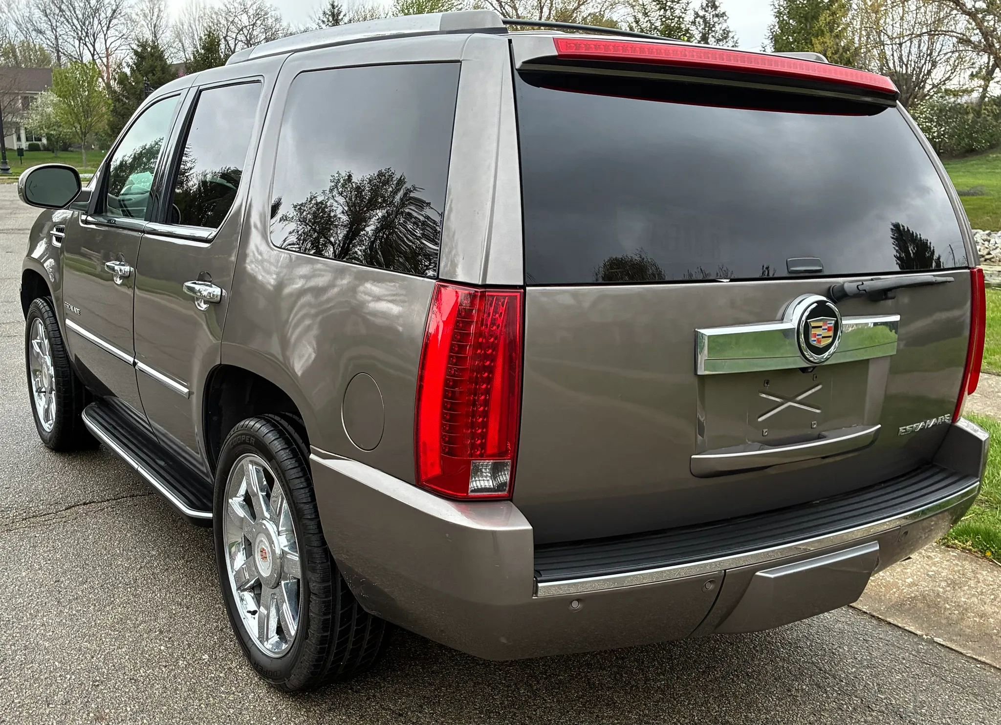 Used 2014 Cadillac Escalade Luxury AWD/4WD image 4