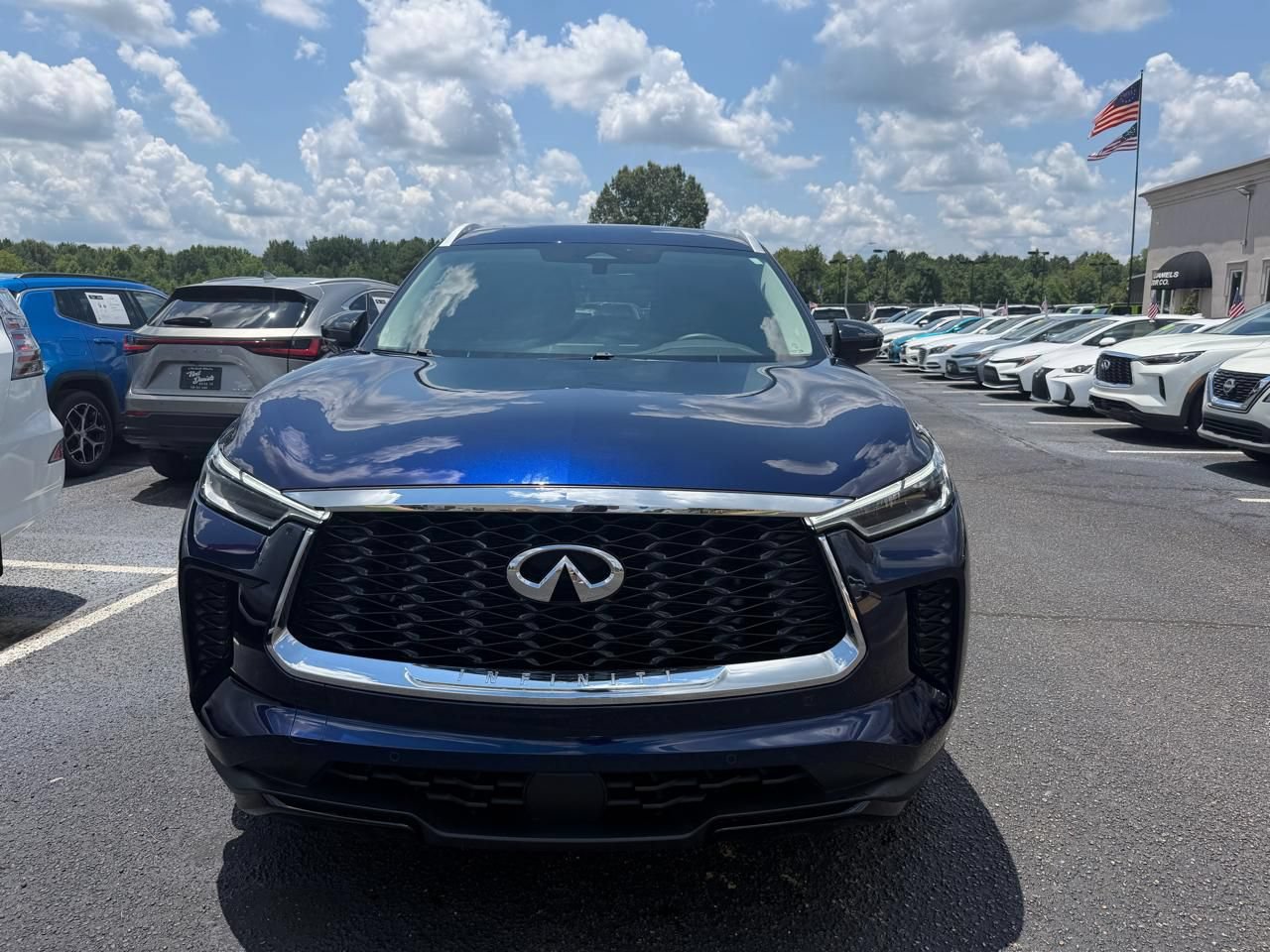 Used 2023 INFINITI QX60 Luxe w/ Cargo Package FWD image 3