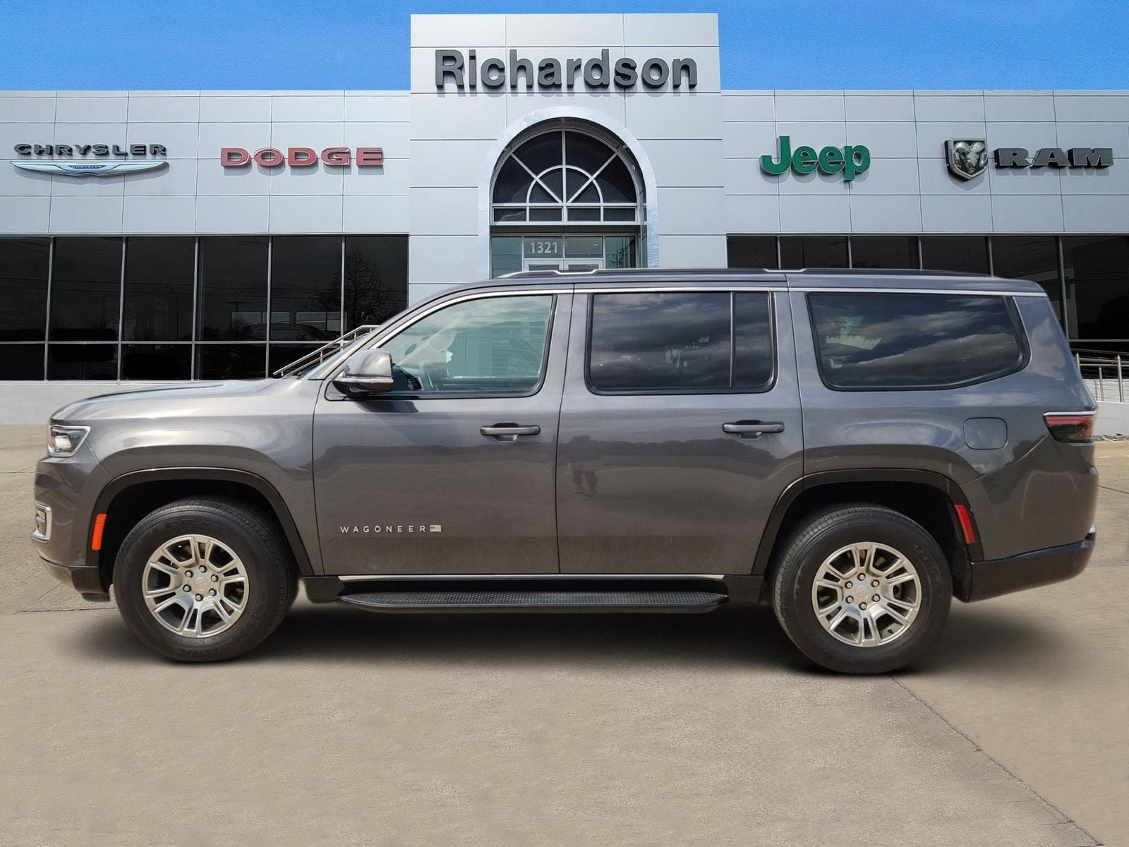 Used 2022 Jeep Wagoneer Series I AWD/4WD image 3