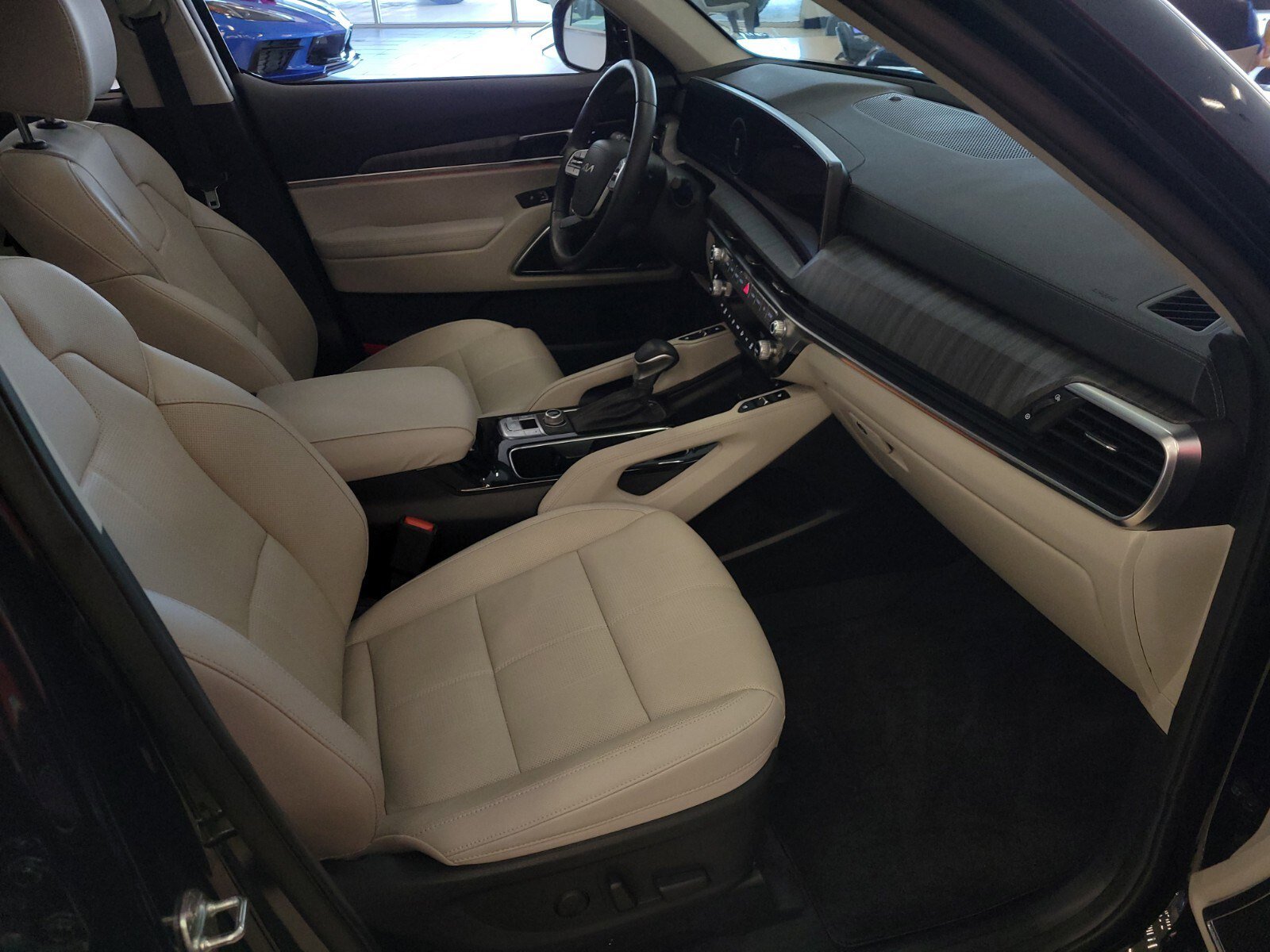 Used 2024 Kia Telluride SX w/ Towing Package image 10