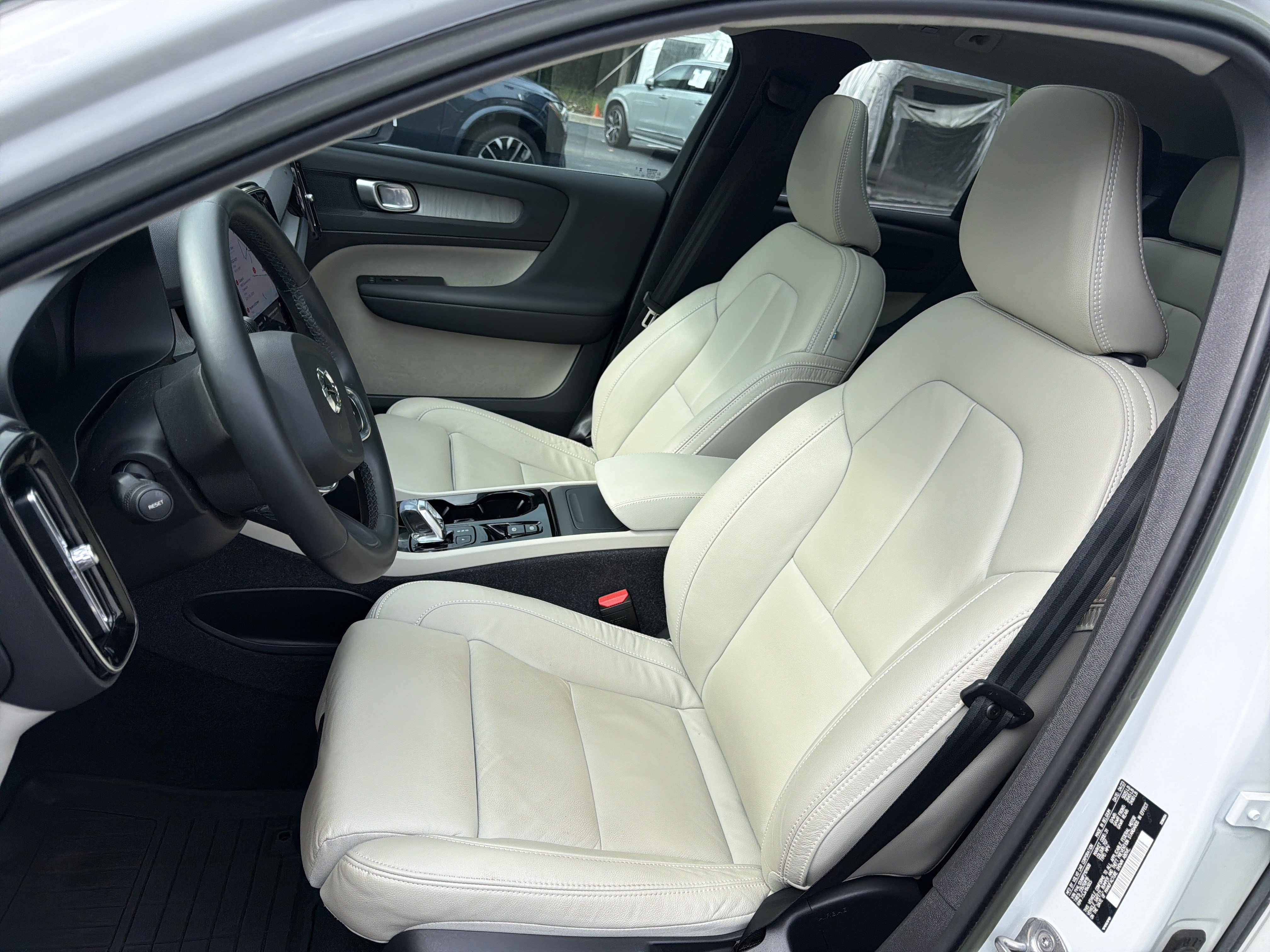 Certified 2023 Volvo XC40 B5 Plus w/ Protection Package Premier AWD/4WD image 16