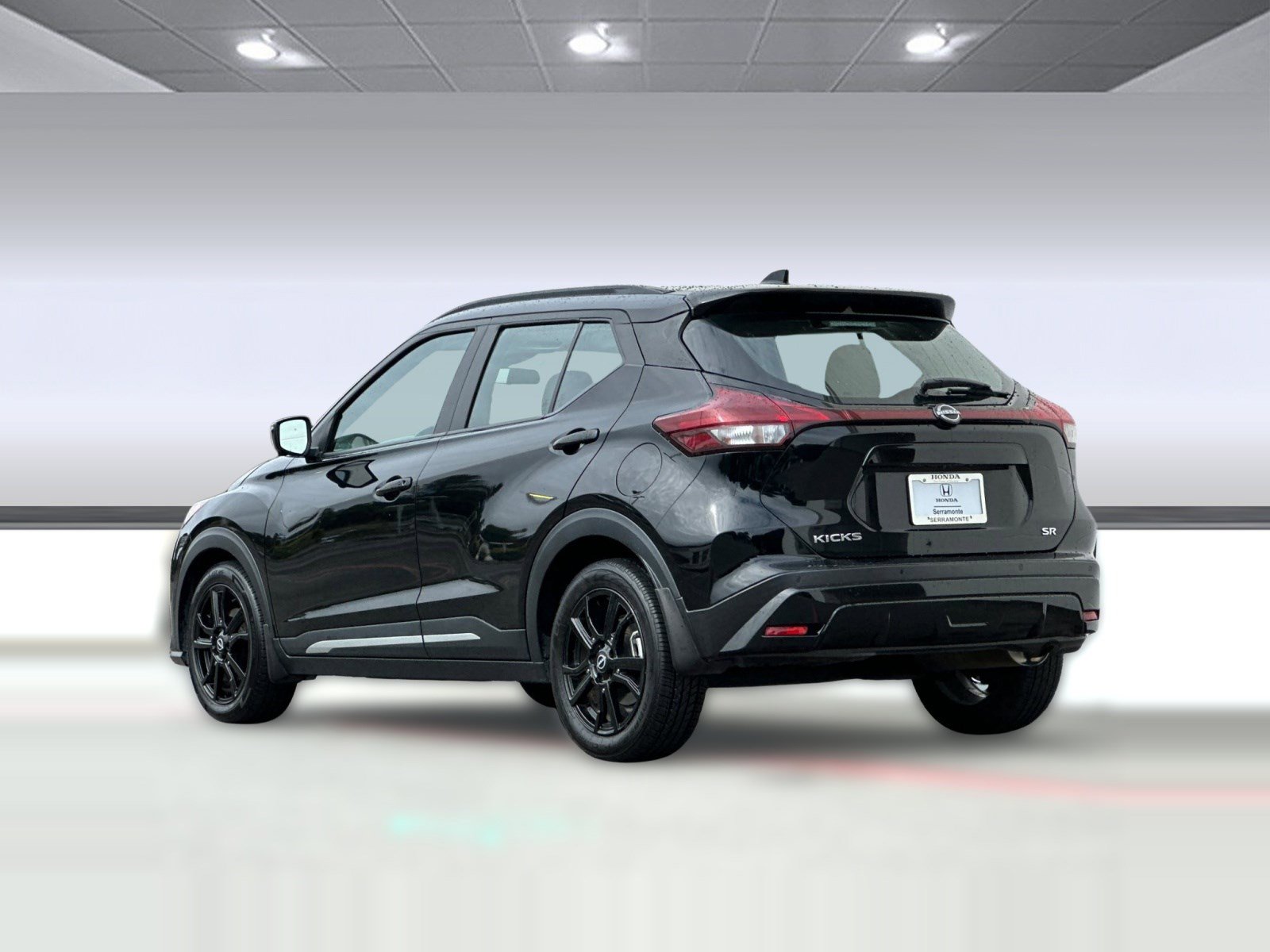 Used 2023 Nissan Kicks SR image 3
