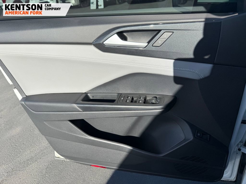 Used 2022 Volkswagen Taos SEL image 3