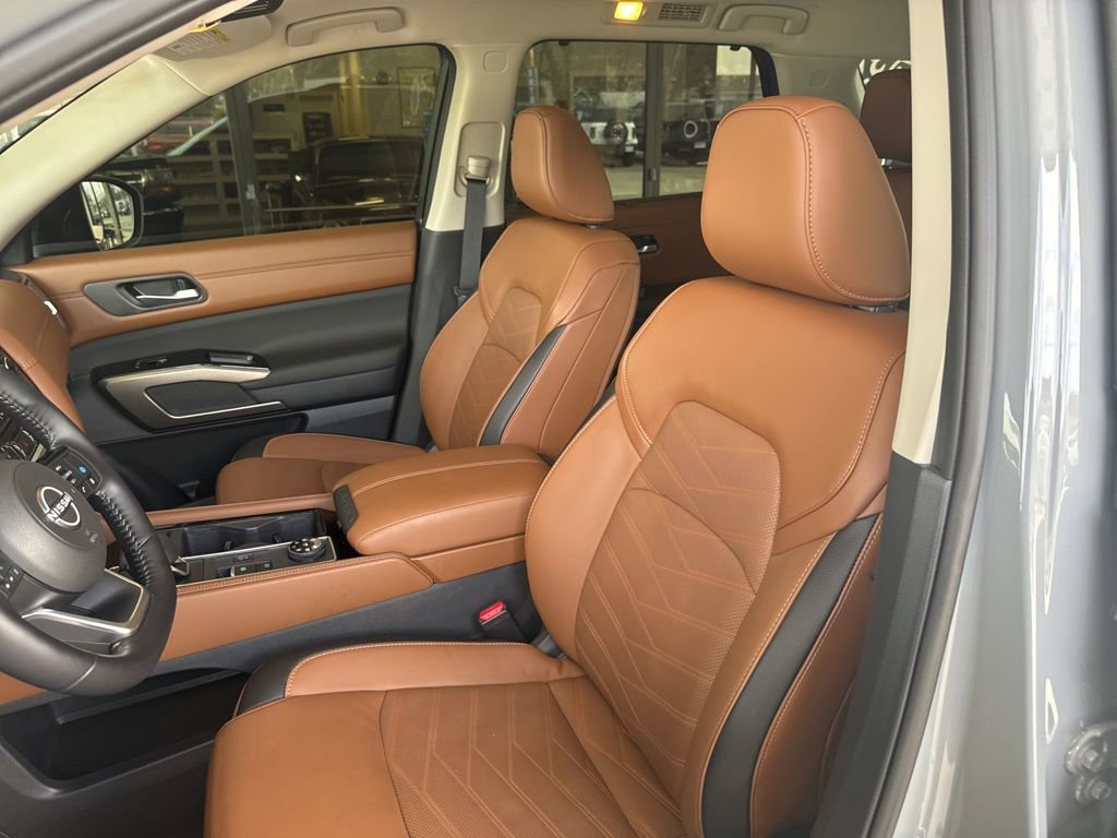 Used 2025 Nissan Pathfinder Platinum AWD/4WD image 10