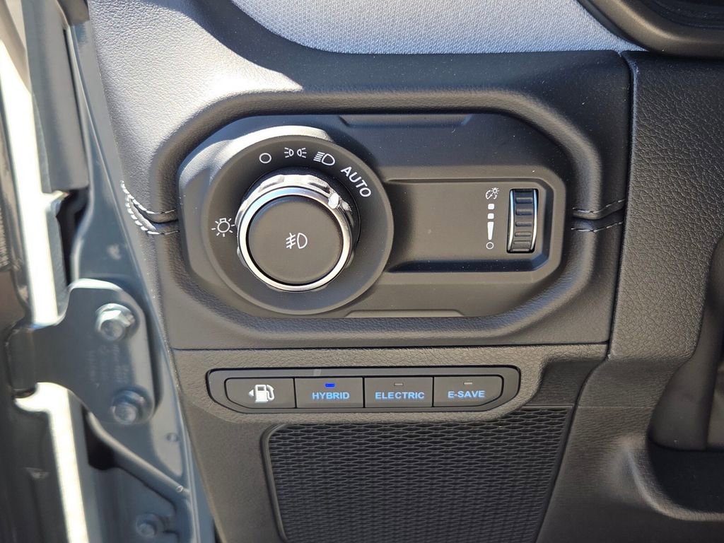 Used 2025 Jeep Wrangler Unlimited Sahara w/ Safety Group AWD/4WD image 25