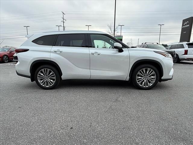 Used 2024 Toyota Highlander Platinum image 2