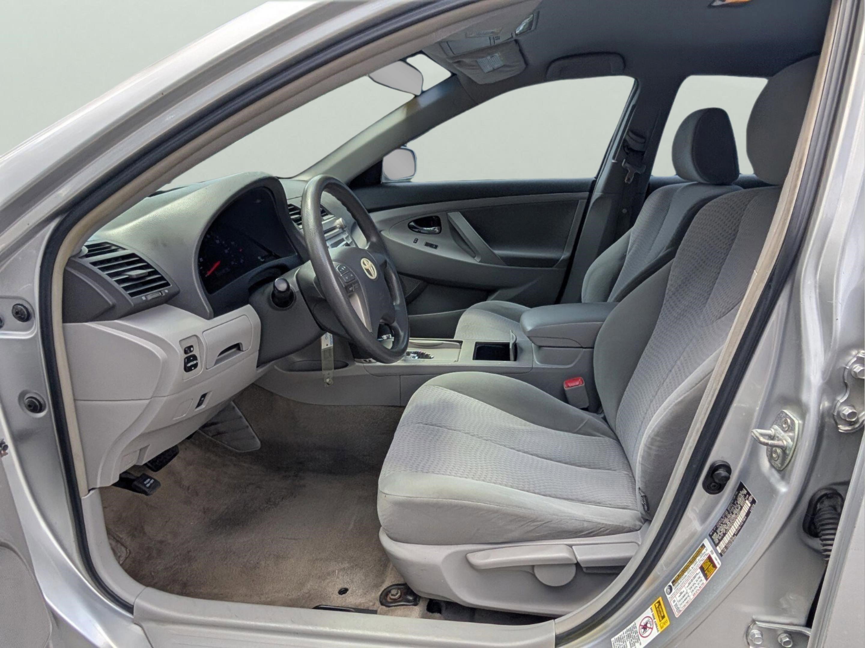 Used 2010 Toyota Camry LE FWD image 9