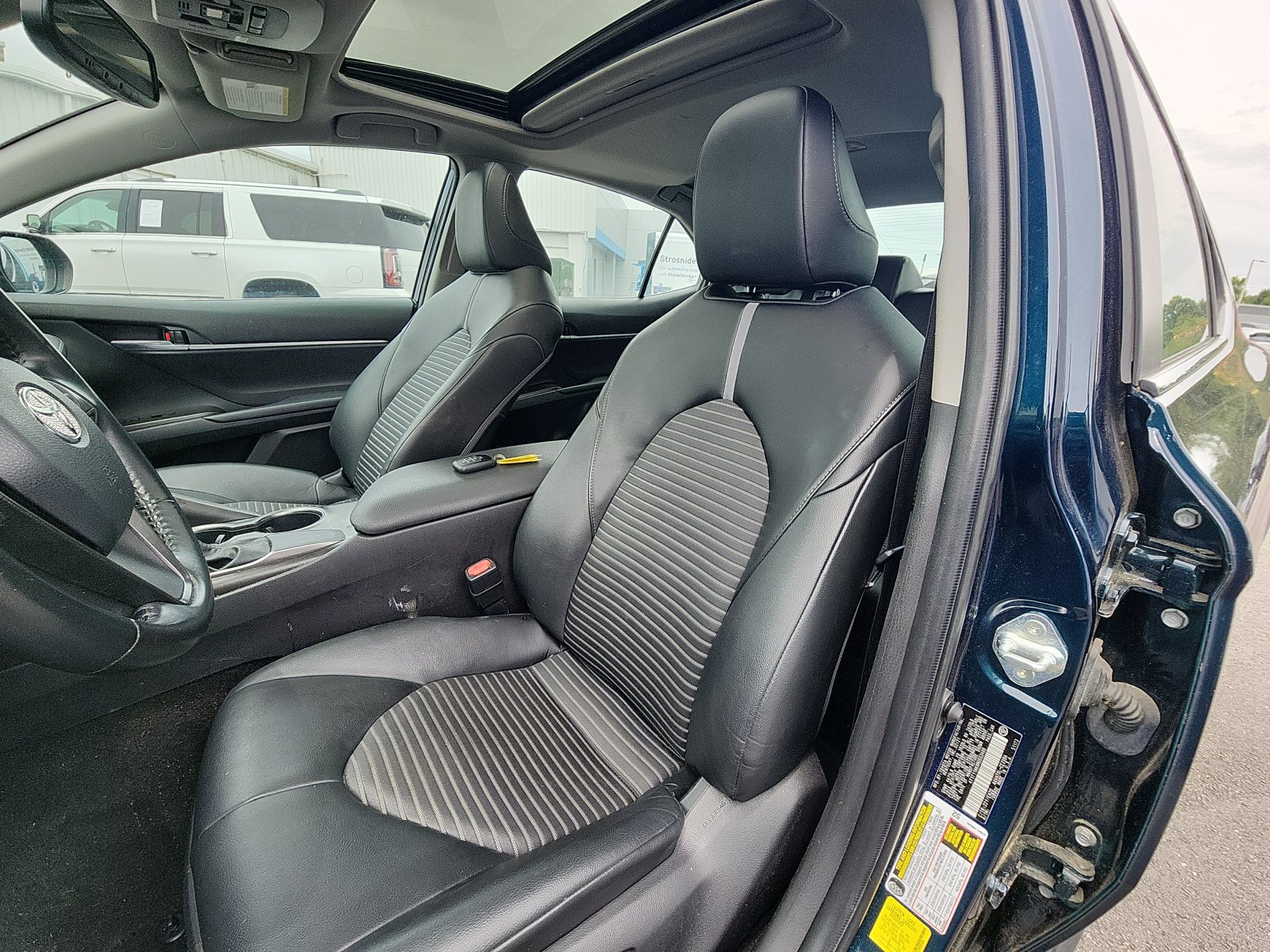 Used 2021 Toyota Camry SE w/ Convenience Package FWD image 18