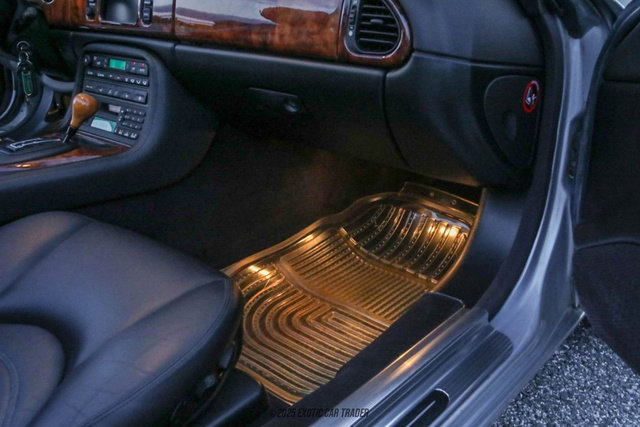 Used 2001 Jaguar XK8 Convertible image 46
