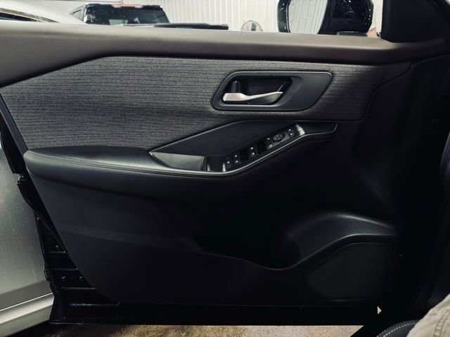 Used 2022 Nissan Rogue SV AWD/4WD image 12