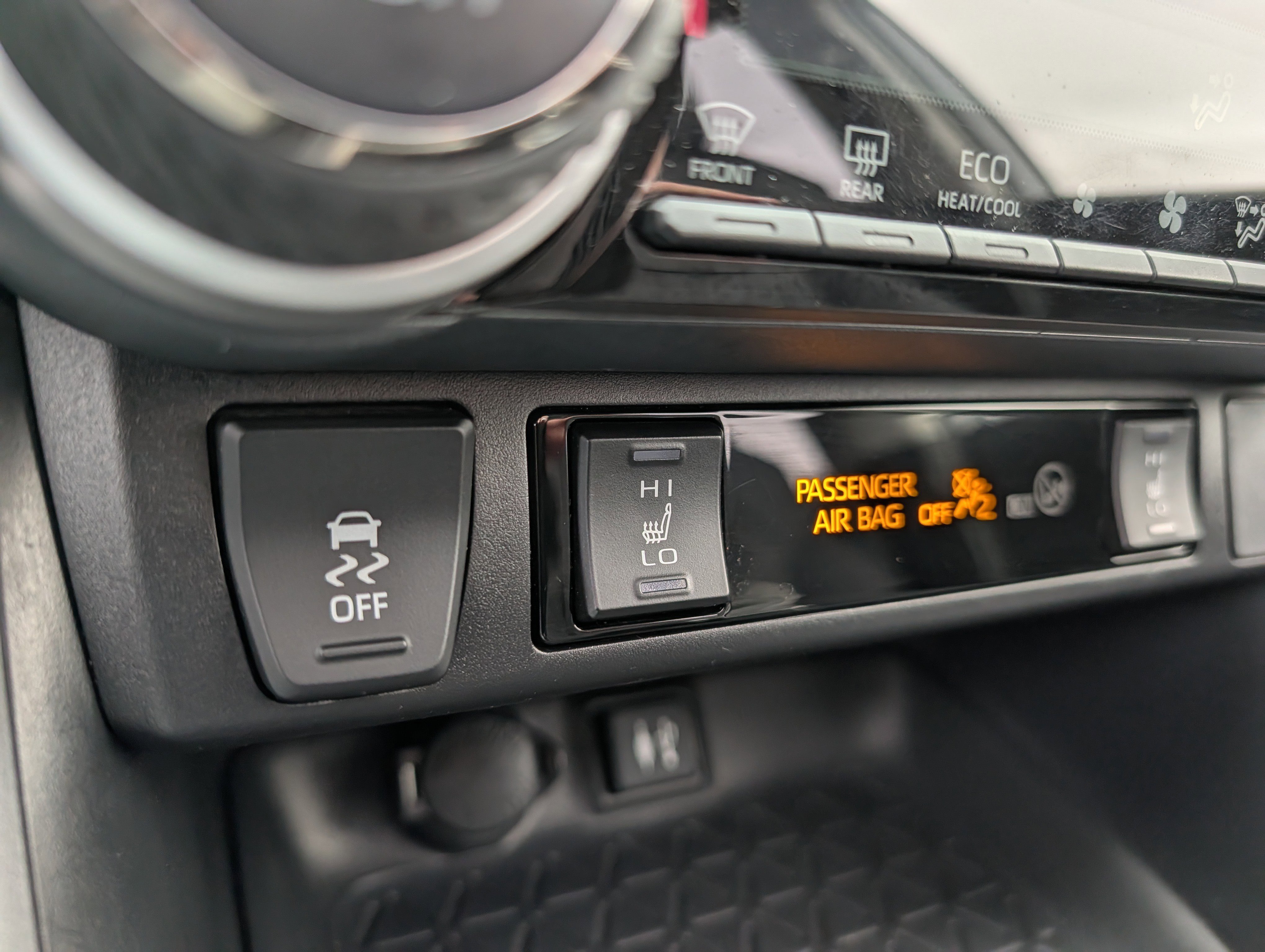 Used 2019 Toyota RAV4 XLE Premium w/ Cold Weather Package AWD/4WD image 31