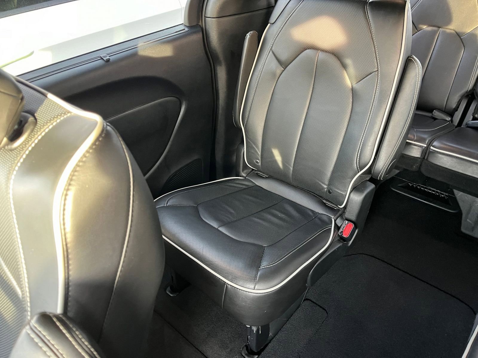 Used 2025 Chrysler Pacifica Limited image 44