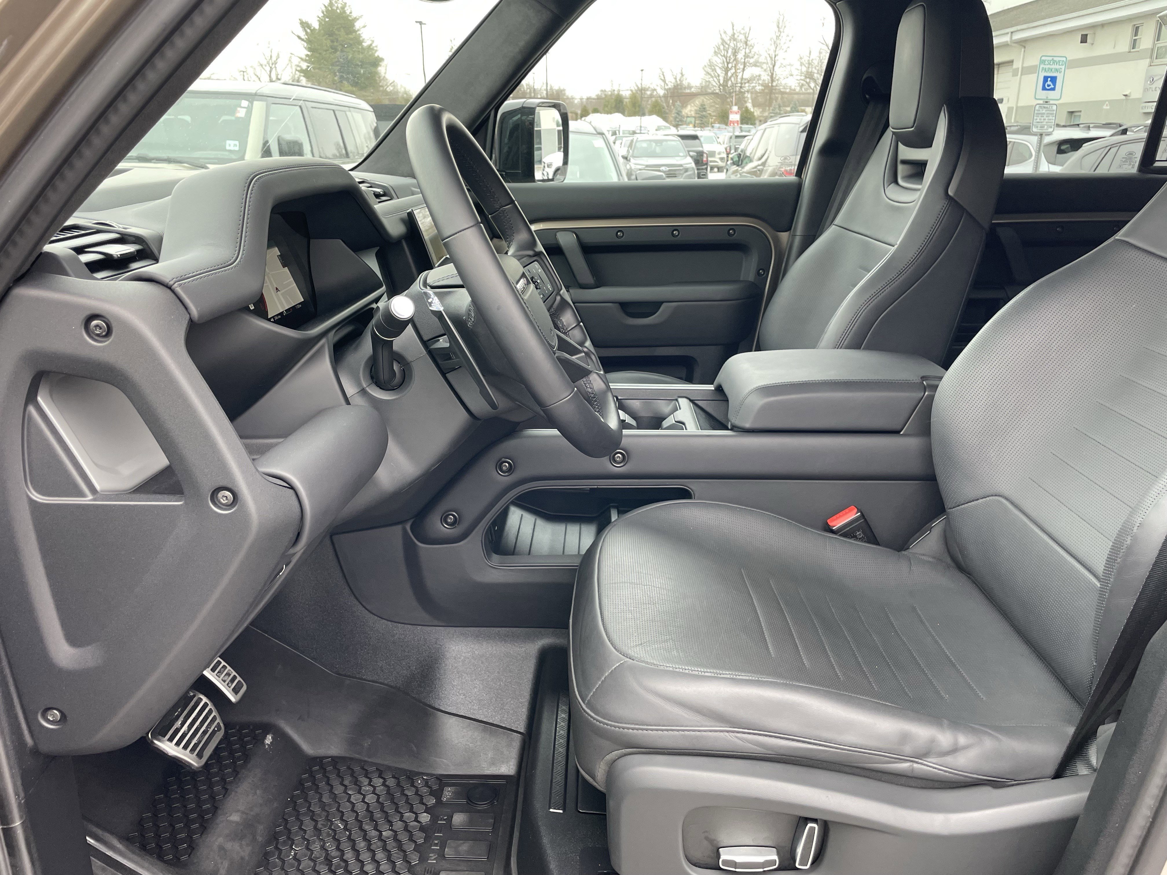 Used 2025 Land Rover Defender 110 image 14