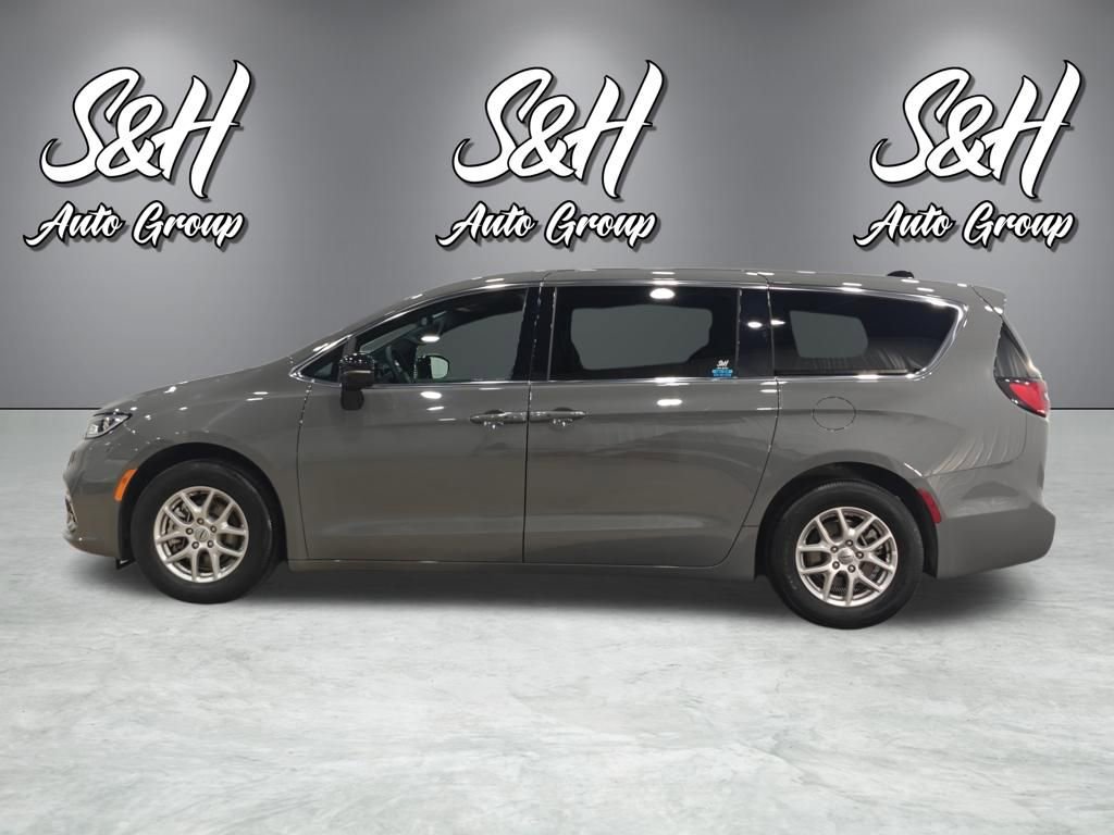 Used 2025 Chrysler Pacifica Select image 16