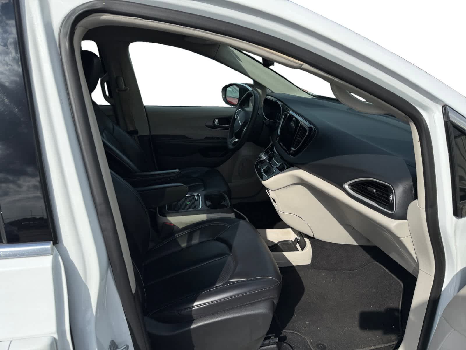 Used 2023 Chrysler Pacifica Touring-L FWD image 19