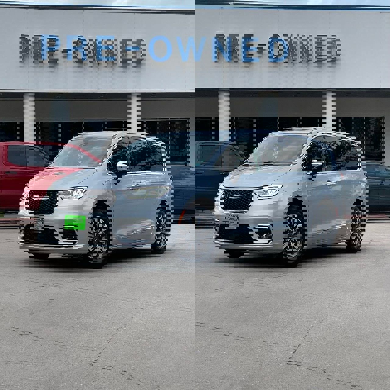 Used 2023 Chrysler Pacifica Limited image 2