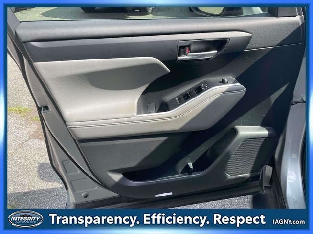 Used 2023 Toyota Highlander XLE AWD/4WD image 18