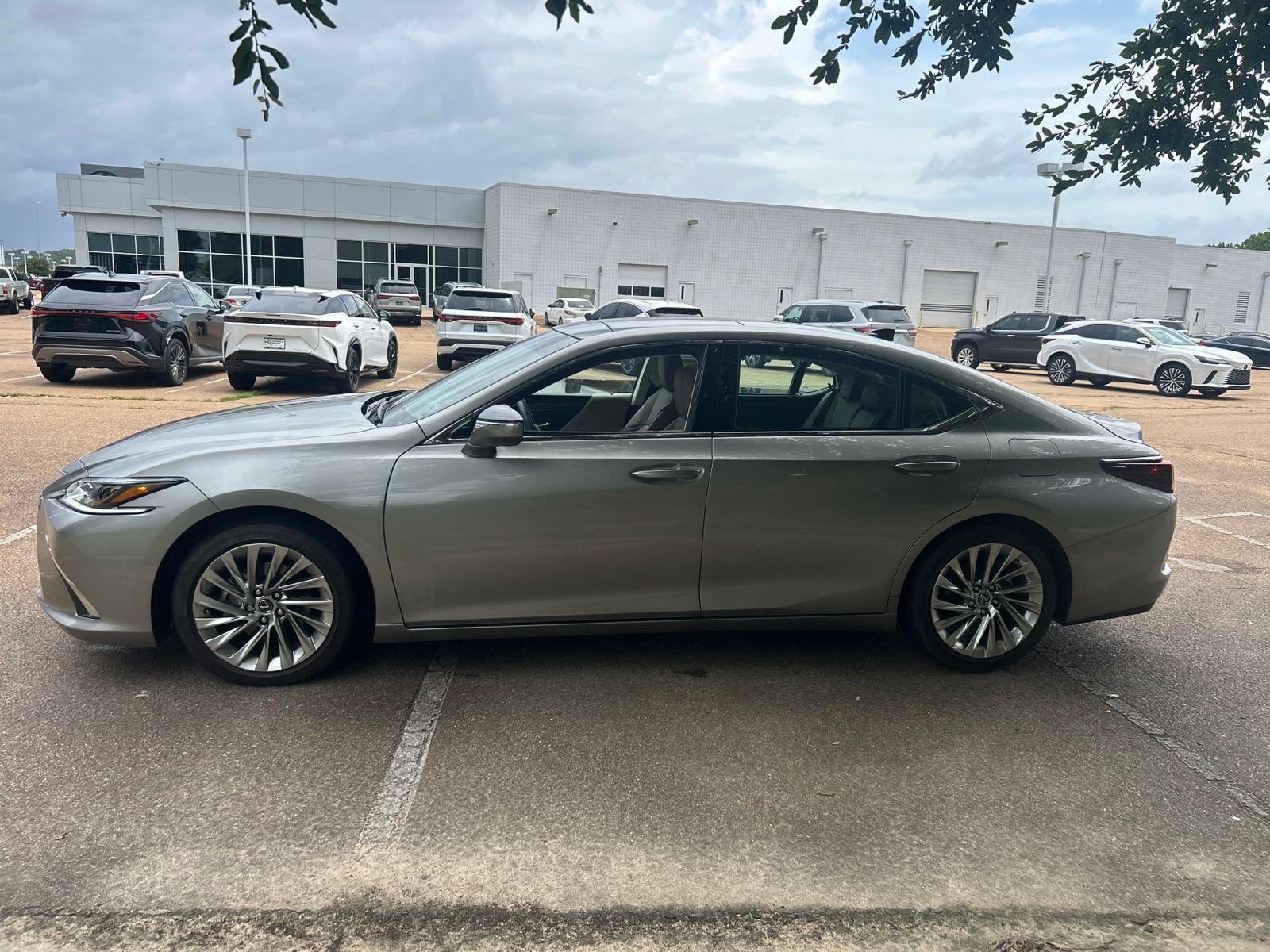 Certified 2021 Lexus ES 350 Ultra Luxury w/ Accessory Package 2 FWD image 3