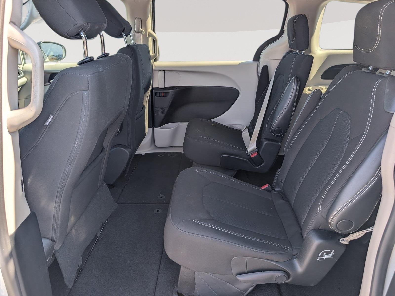 Used 2023 Chrysler Voyager LX FWD image 15