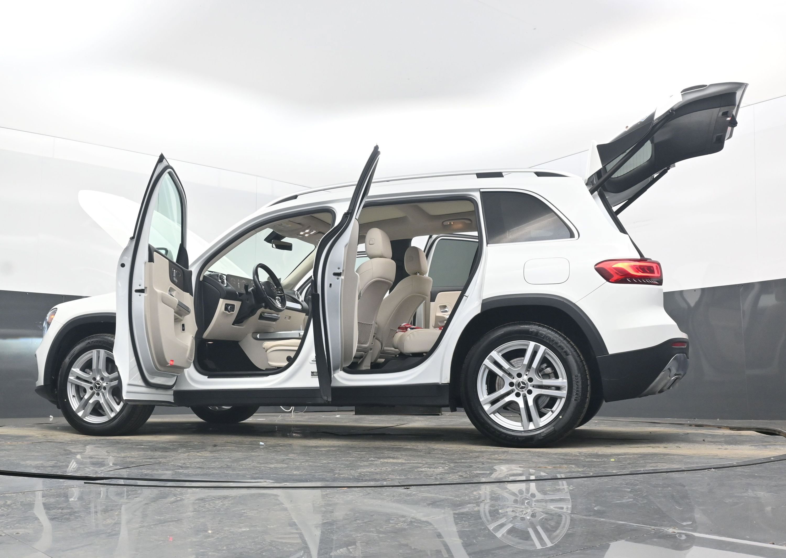 Used 2023 Mercedes-Benz GLB 250 4MATIC w/ Premium Package image 43