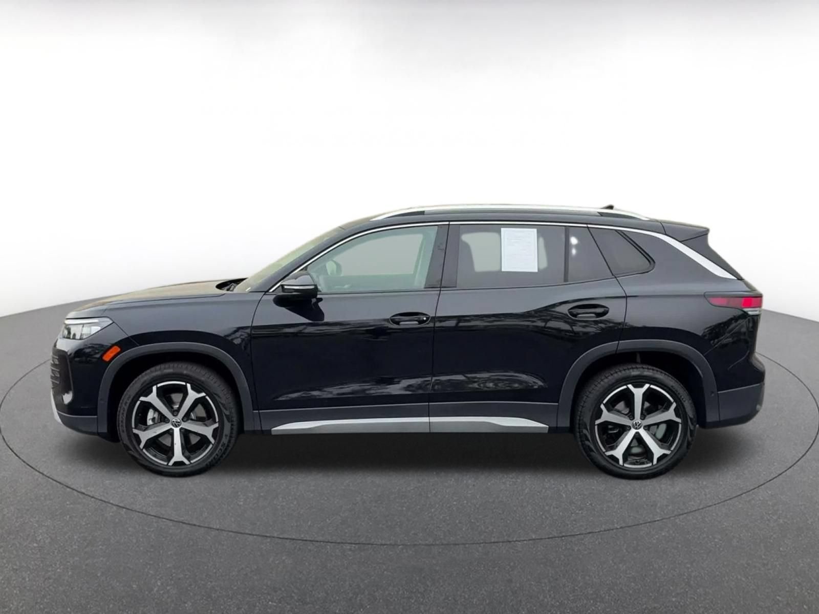 Used 2026 Volkswagen Tiguan SE AWD/4WD image 8