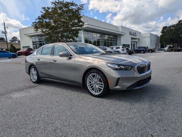 Used 2024 BMW 530i w/ Convenience Package RWD image 2