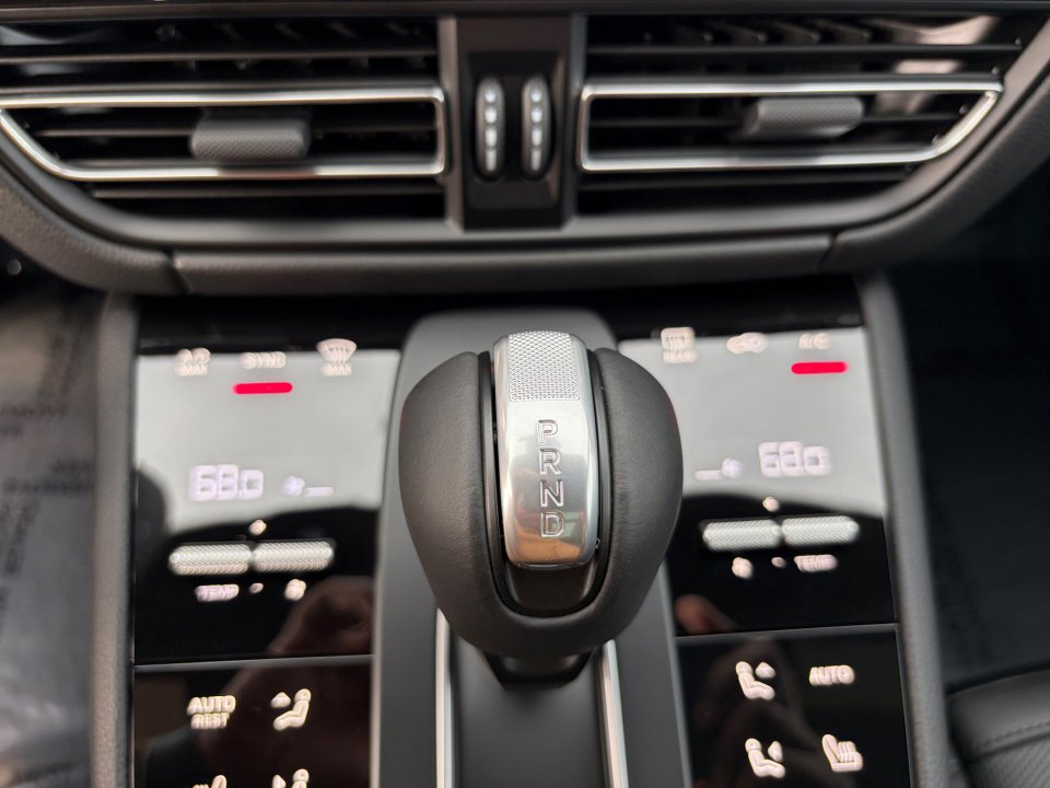 Certified 2026 Porsche Macan image 25