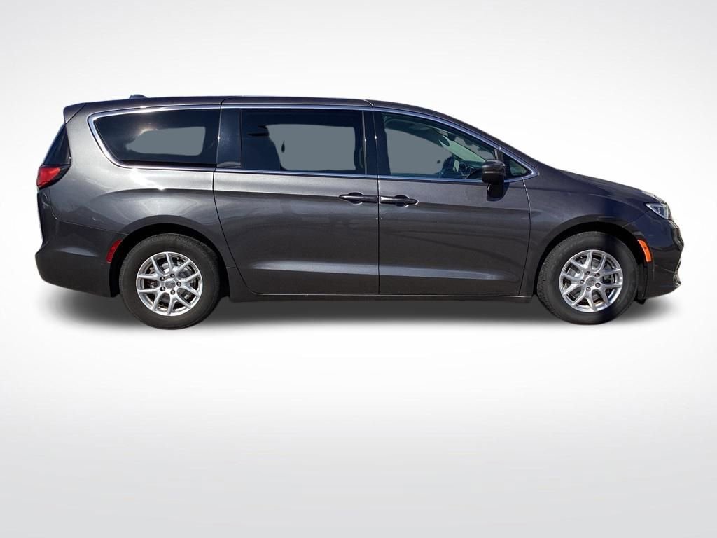 Used 2023 Chrysler Pacifica Touring-L FWD image 11