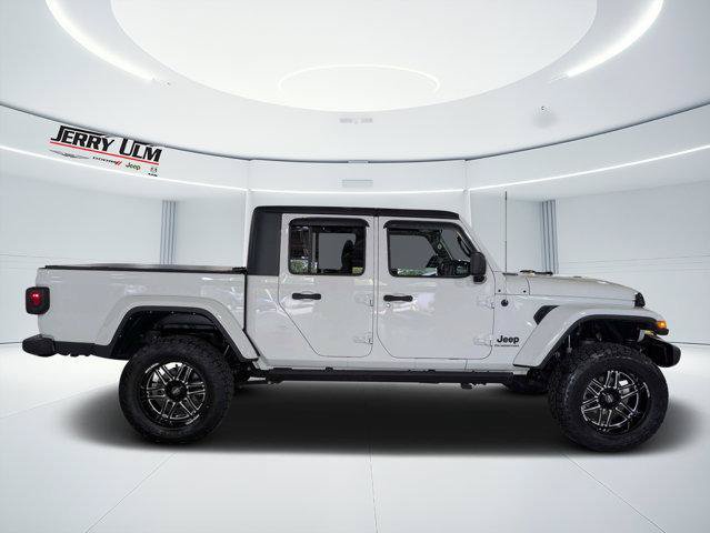 Certified 2022 Jeep Gladiator Sport AWD/4WD image 2