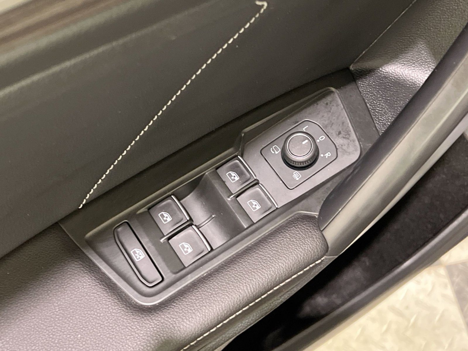 Used 2024 Volkswagen Tiguan SEL R-Line image 31