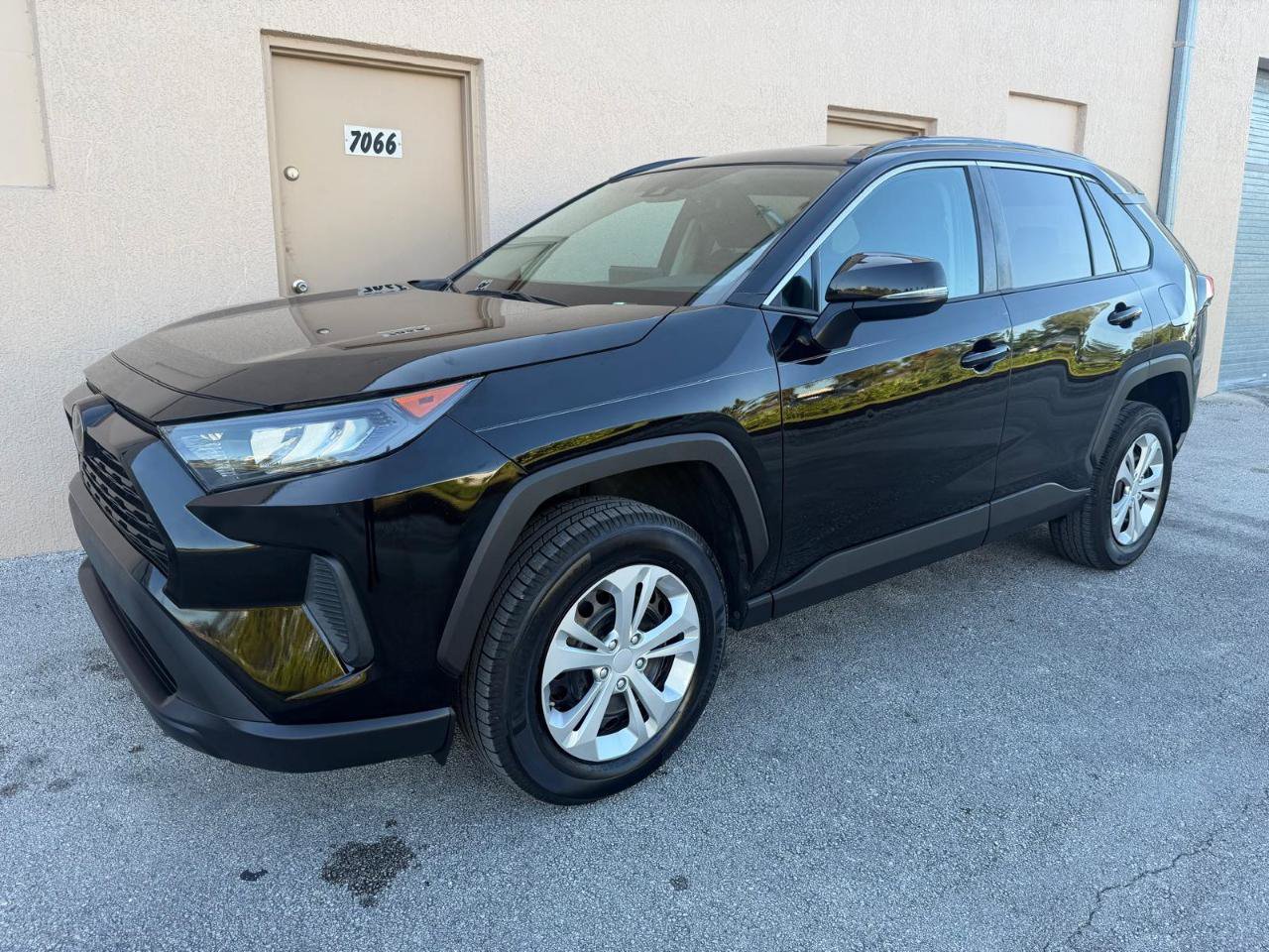 Used 2020 Toyota RAV4 LE FWD image 2