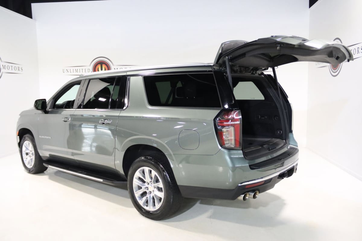 Used 2023 Chevrolet Suburban Premier AWD/4WD image 32