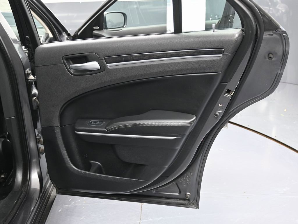 Used 2019 Chrysler 300 Limited image 37