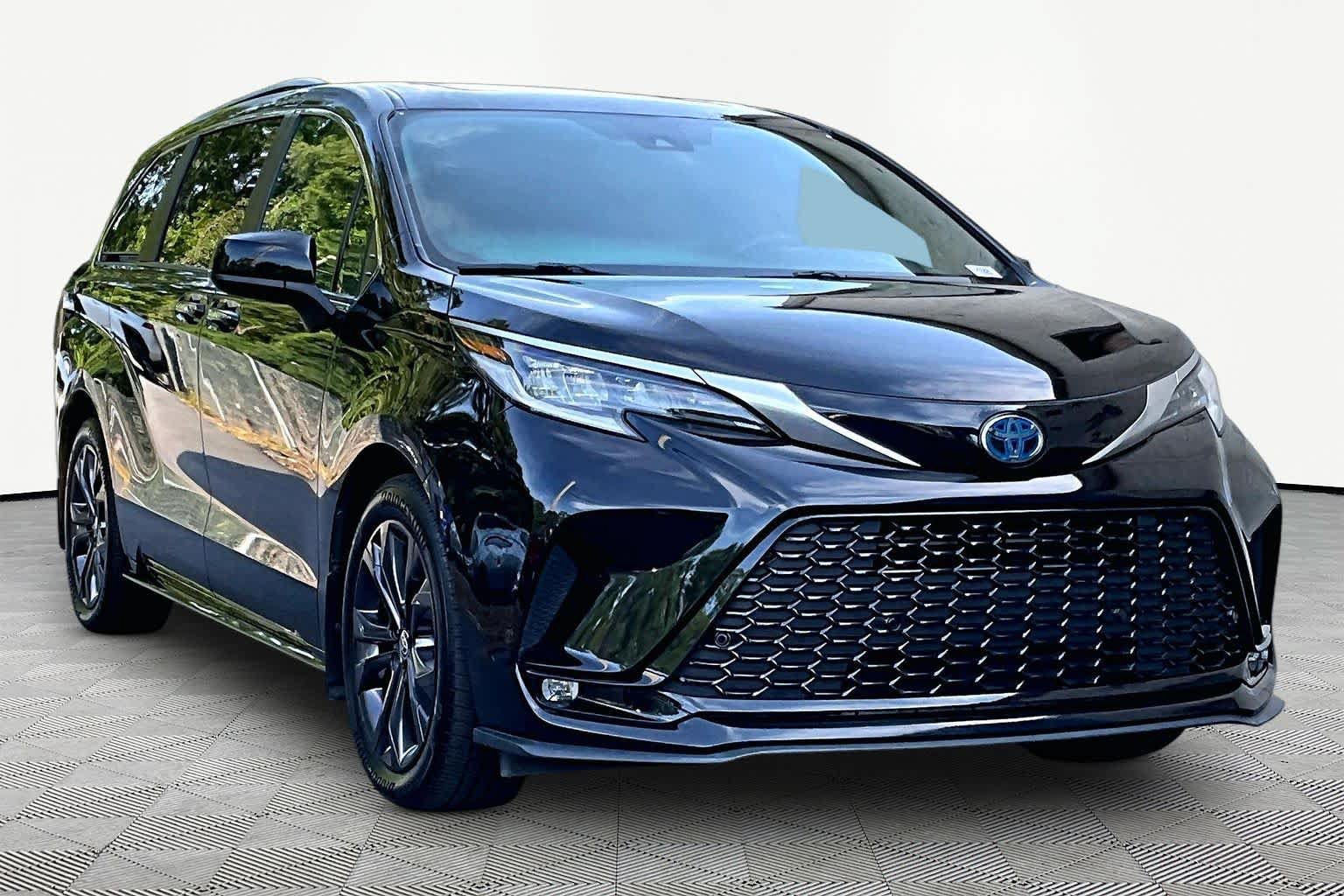 Certified 2024 Toyota Sienna XSE FWD image 3
