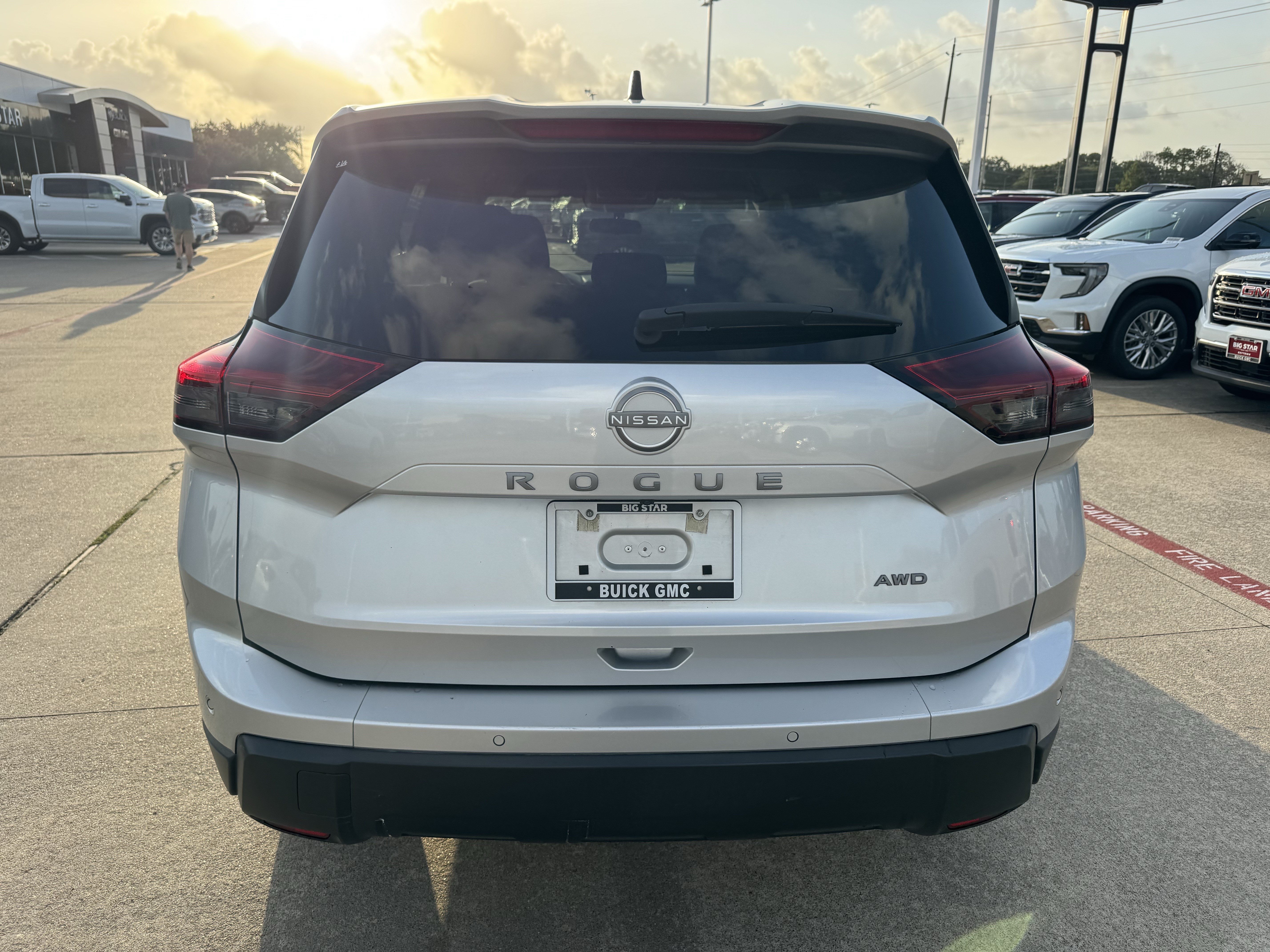 Used 2024 Nissan Rogue S AWD/4WD image 7