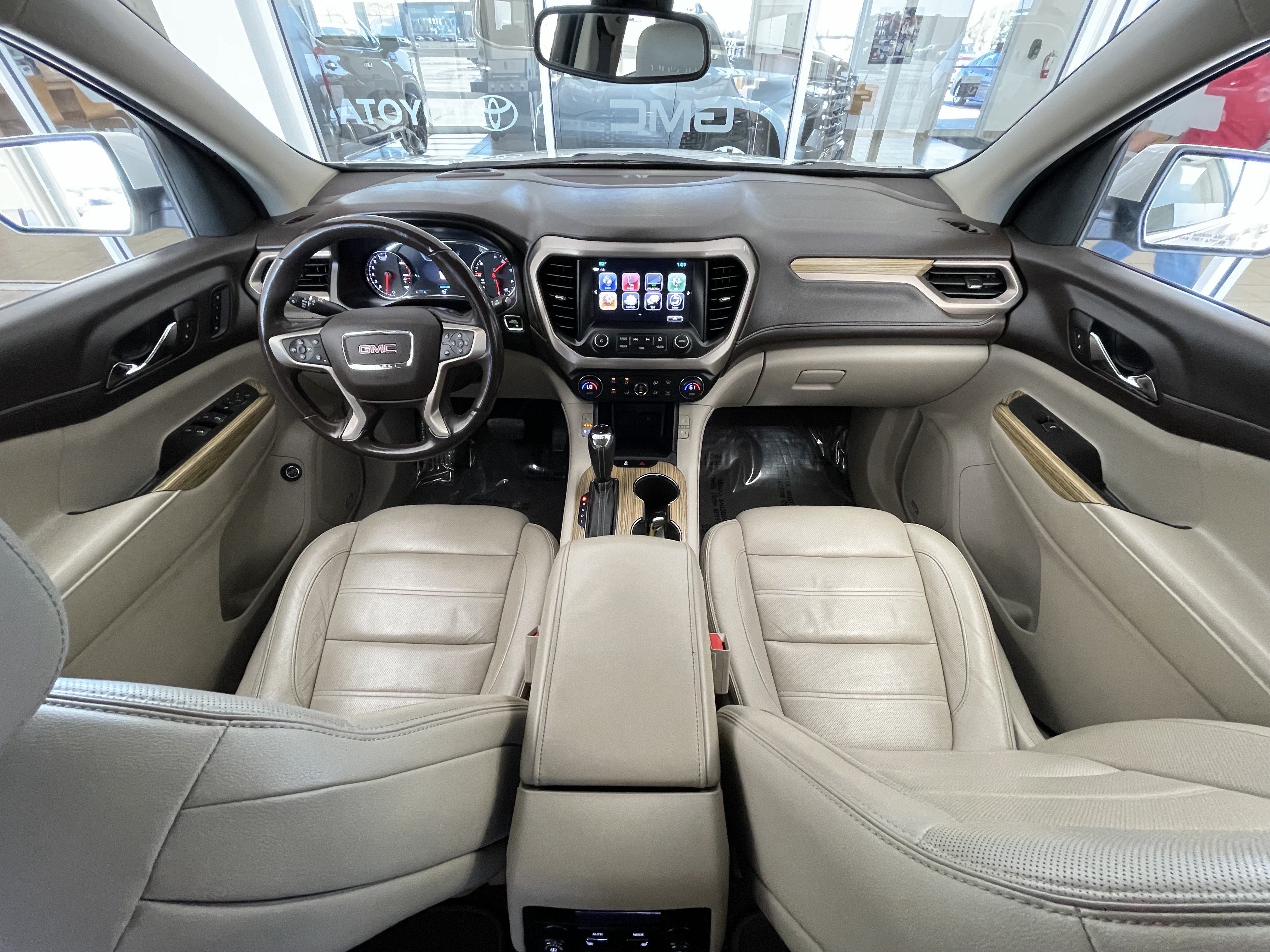 Used 2019 GMC Acadia Denali w/ Technology Package FWD image 11
