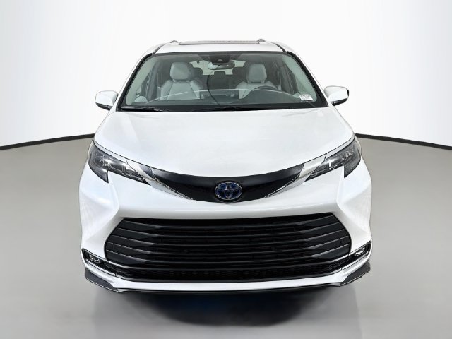 Used 2025 Toyota Sienna XLE FWD image 2