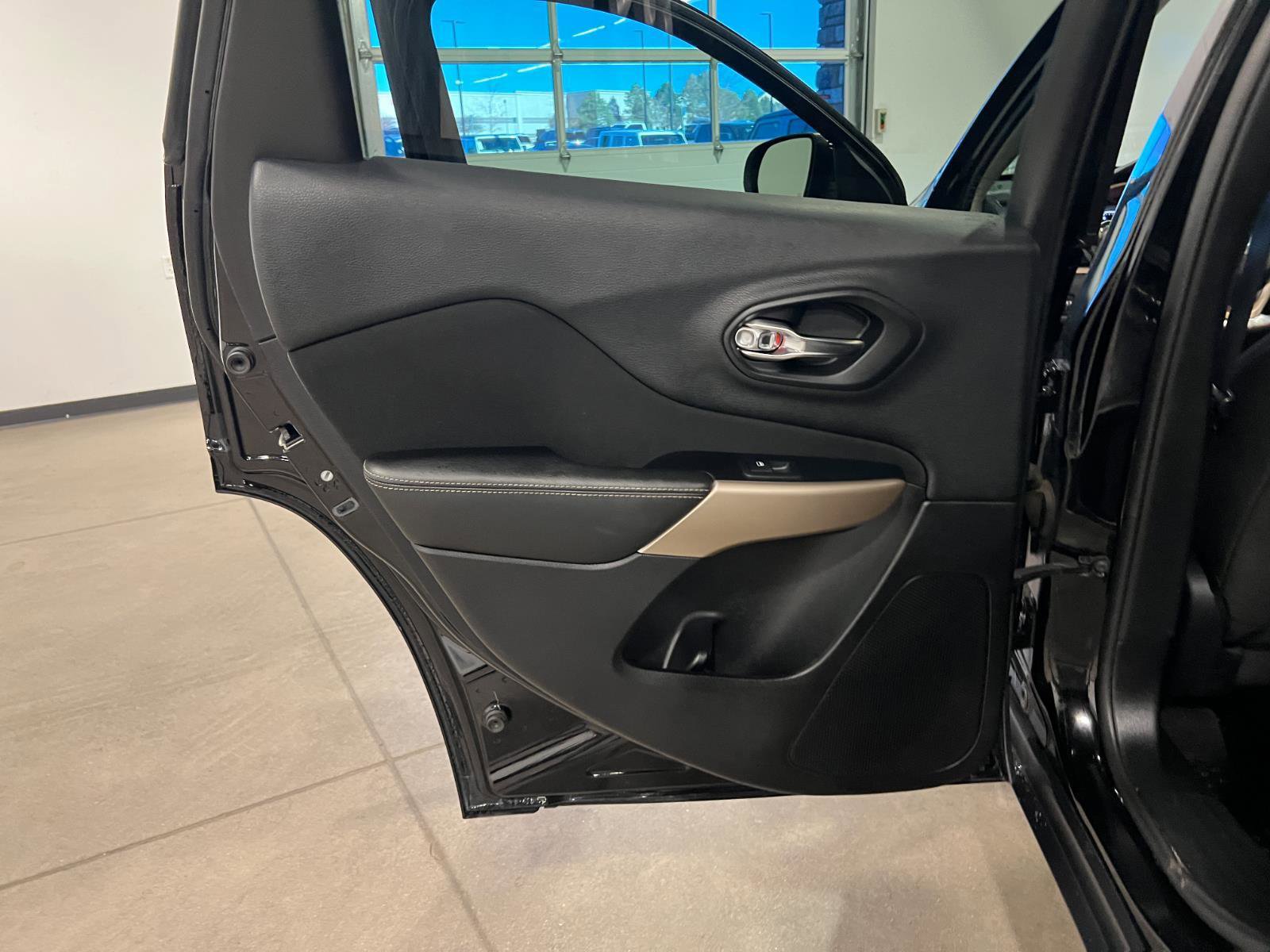 Used 2018 Jeep Cherokee Latitude w/ Cold Weather Group image 29