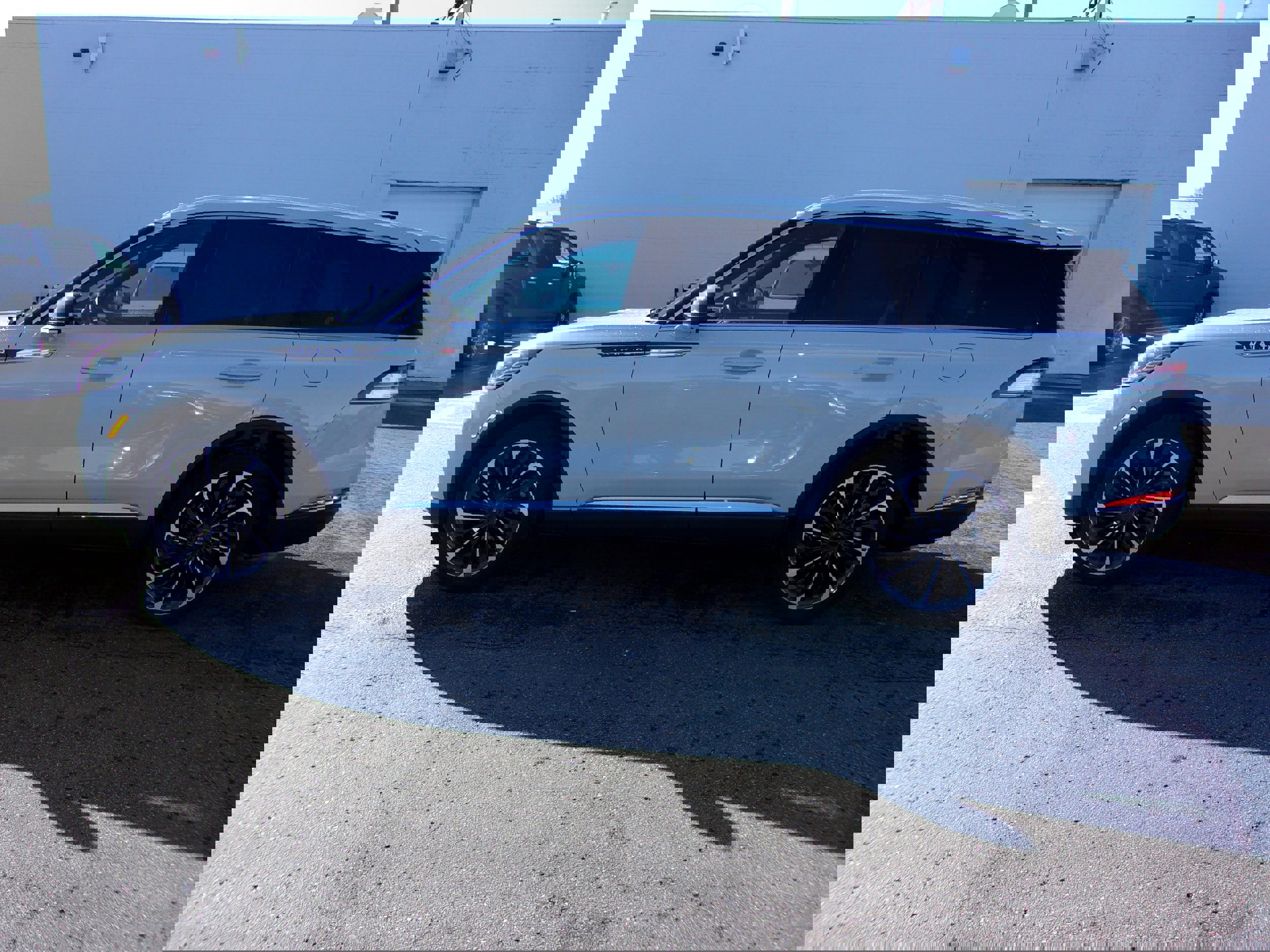 Used 2025 Lincoln Aviator Reserve w/ Equipment Group 201A image 2