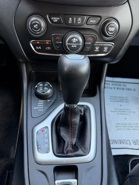 Used 2018 Jeep Cherokee Trailhawk AWD/4WD image 24