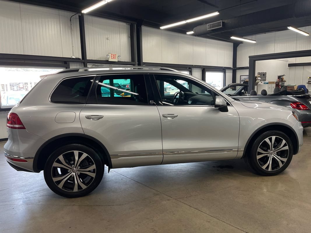 Used 2017 Volkswagen Touareg Wolfsburg Edition AWD/4WD image 17