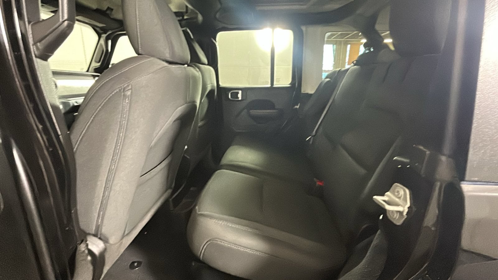 Used 2023 Jeep Wrangler Unlimited AWD/4WD image 28