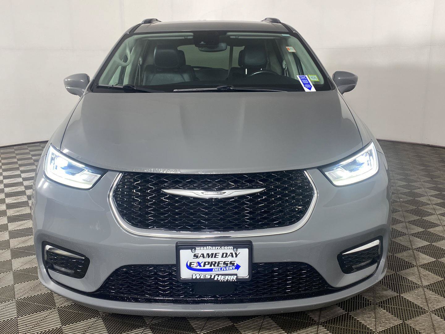Used 2021 Chrysler Pacifica Touring-L w/ Uconnect Theater Family Group AWD/4WD image 7