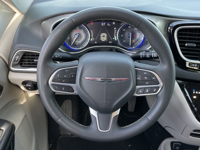 Used 2023 Chrysler Pacifica Touring-L image 11