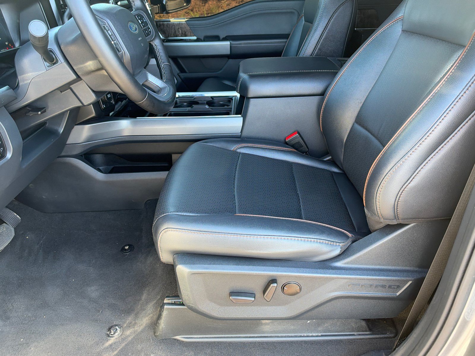 Used 2025 Ford F250 Lariat w/ FX4 Off-Road Package AWD/4WD image 9